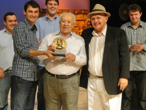 João Claudino recebe Medalha de Honra ao Mérito do prefeito Romero Rodrigues e do vereador Lula Cabral.