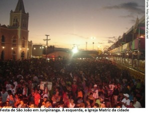 Festejo reúne multidão em frente à Igreja da cidade.