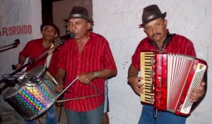 O trio Introdução Musical conduziu o ritmo da festividade.