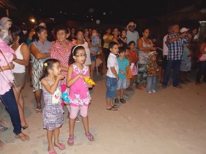 O evento foi a atração do começo de noite dos moradores da comunidade. 