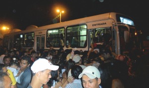 Multidão disputa lugar em ônibus na volta para Campina. 