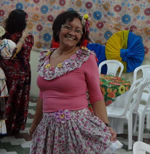 Dona Zizi esbanjando energia durante evento junino no Centro Cultural da UEPB.