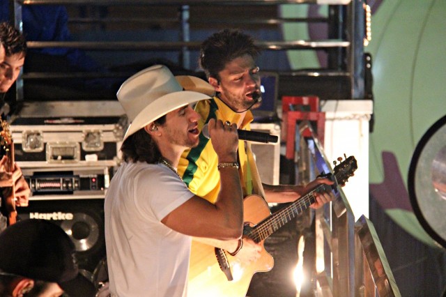 A dupla sertaneja Munhoz e Mariano durante show em