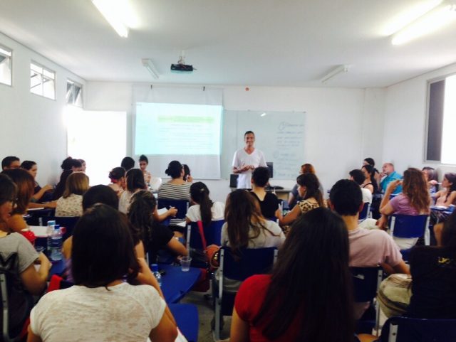 Professor Rosildo Brito ministrando a oficina técnica de entrevista e reportagem