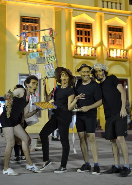 Cia de Teatro dando humor à noite do Parque do Povo