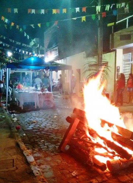 À frente, a fogueira que aquece a noite de Serra Redonda (Foto: Ana Flávia Pereira)