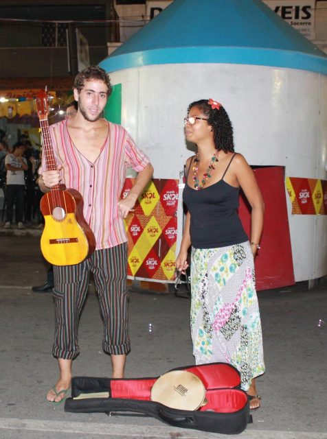 Um argentino e uma brasileira mostrando que a união da música (Foto: Frankllin Alves)