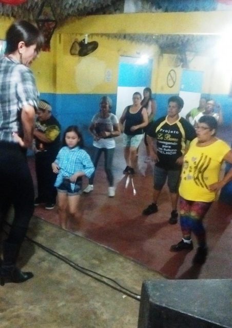 Professora ensina os passos para as danças de forró, SAB do Centenário