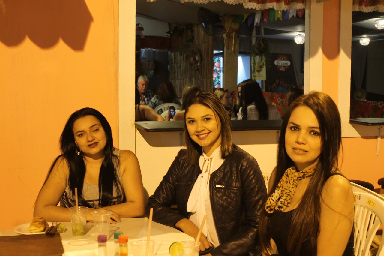 Amigas se divertem na noite calma do Parque do Povo