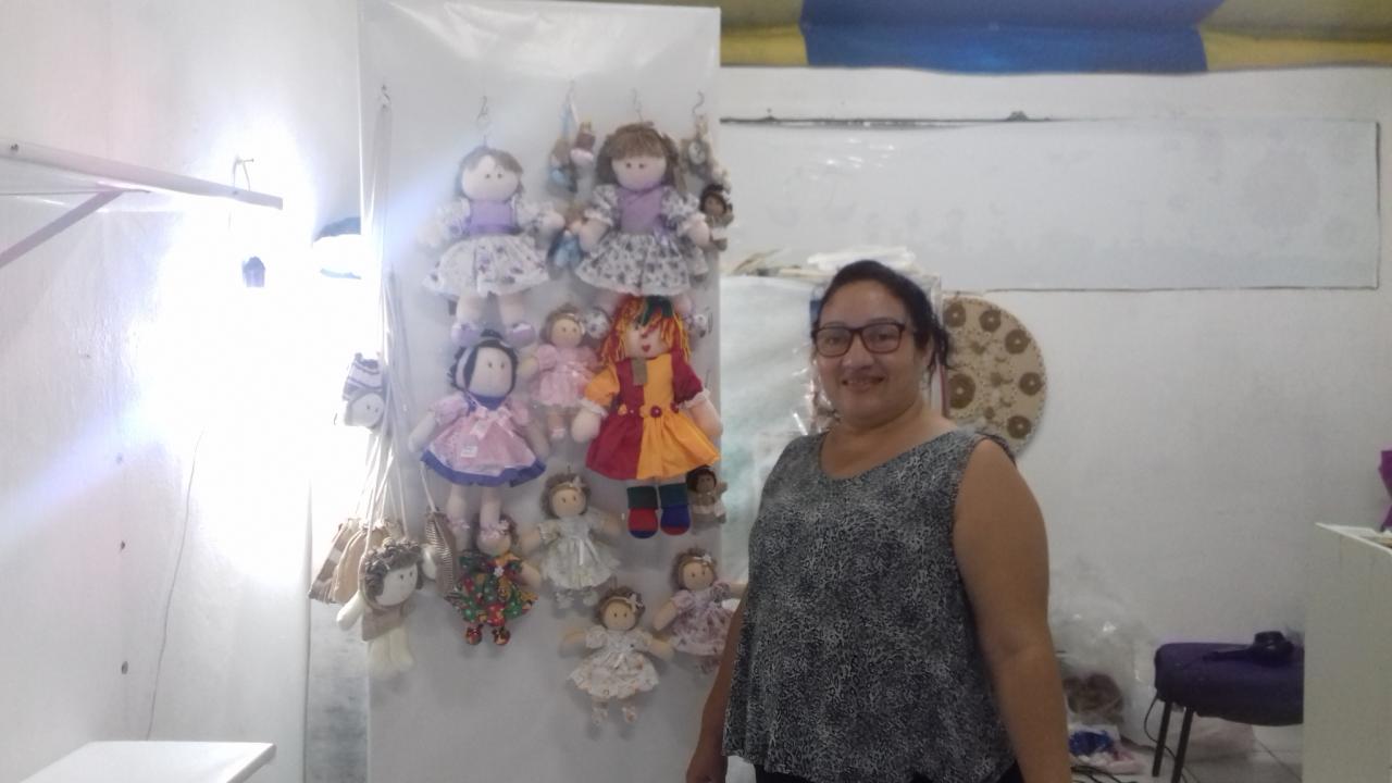 Dona Suely, artesã de bonecas (Foto: Monalisa Araújo)
