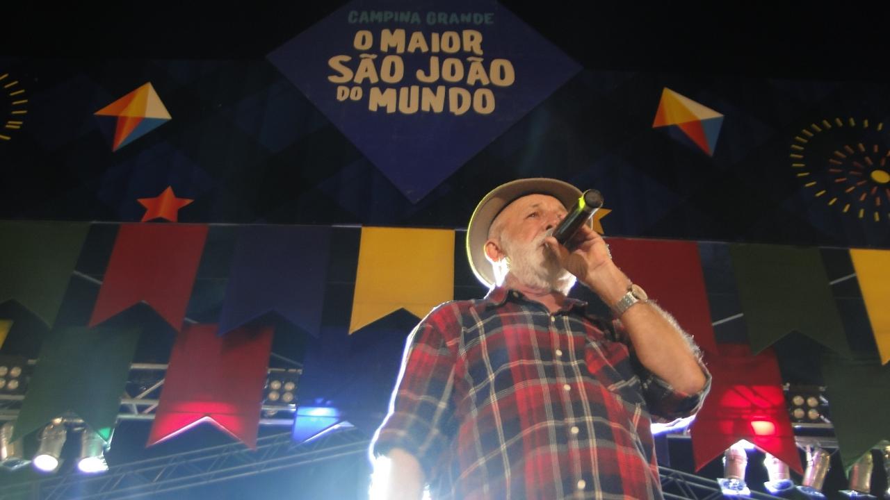 Biliu de Campina anima o público com sua irreverência (Foto: Roberto Gomes)