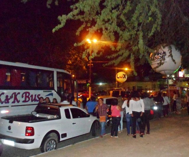 Vindo de fora de Campina, ônibus desembarca forrozeiros para o Maior São João do Mundo