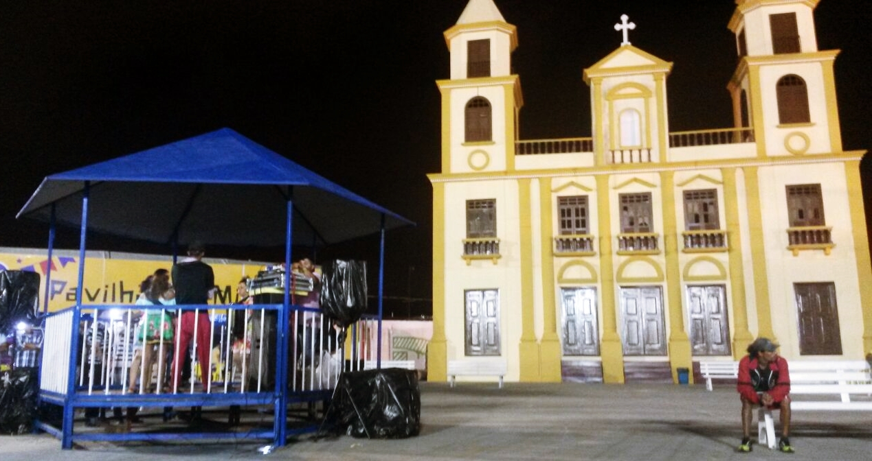 Coreto montado em frente à réplica da Catedral de Nossa Senhora da Conceição, no Parque do Povo