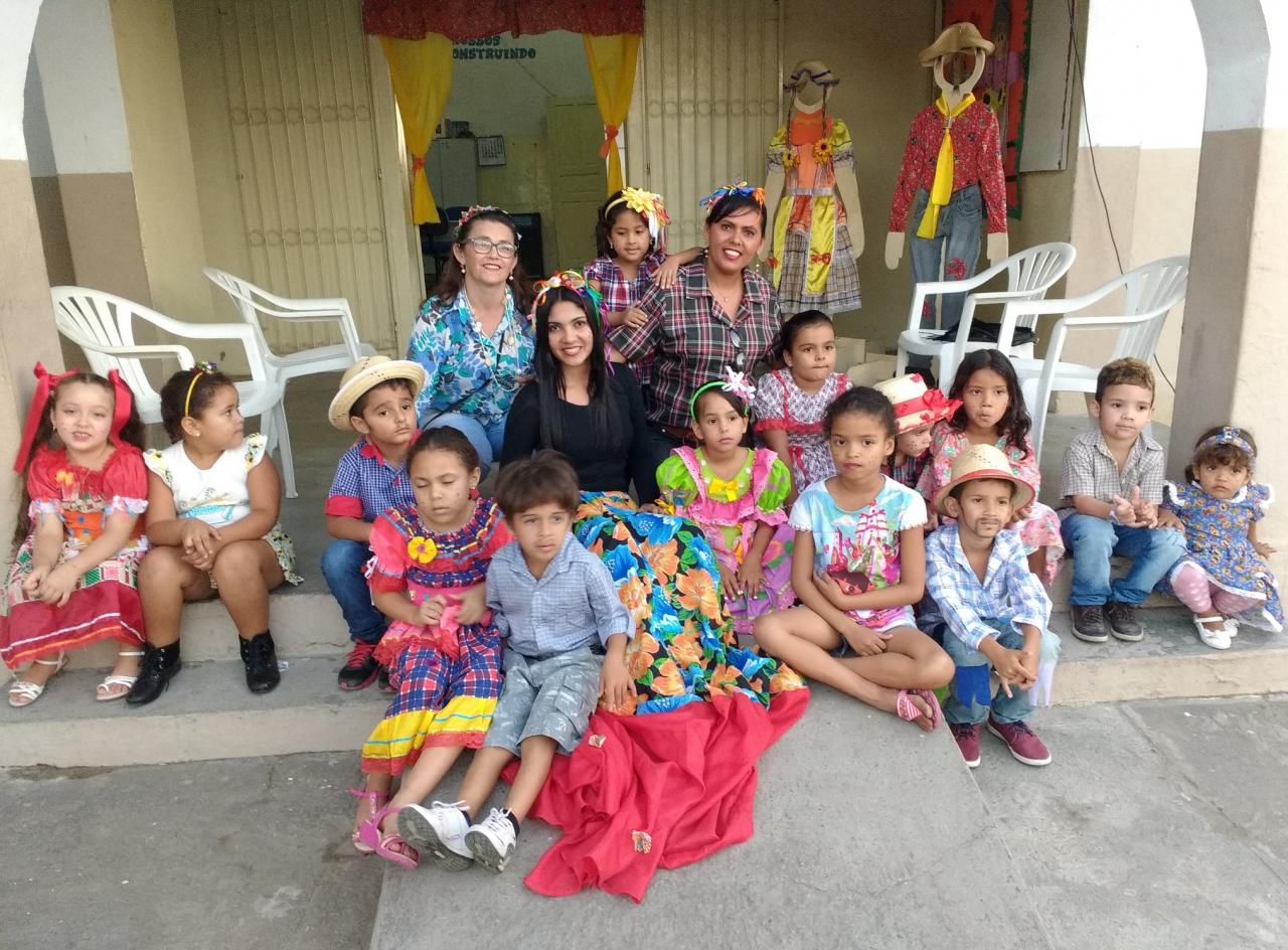 Zenaide, Simone e Marilene, as três "tias" com os pequenos do 1º ano