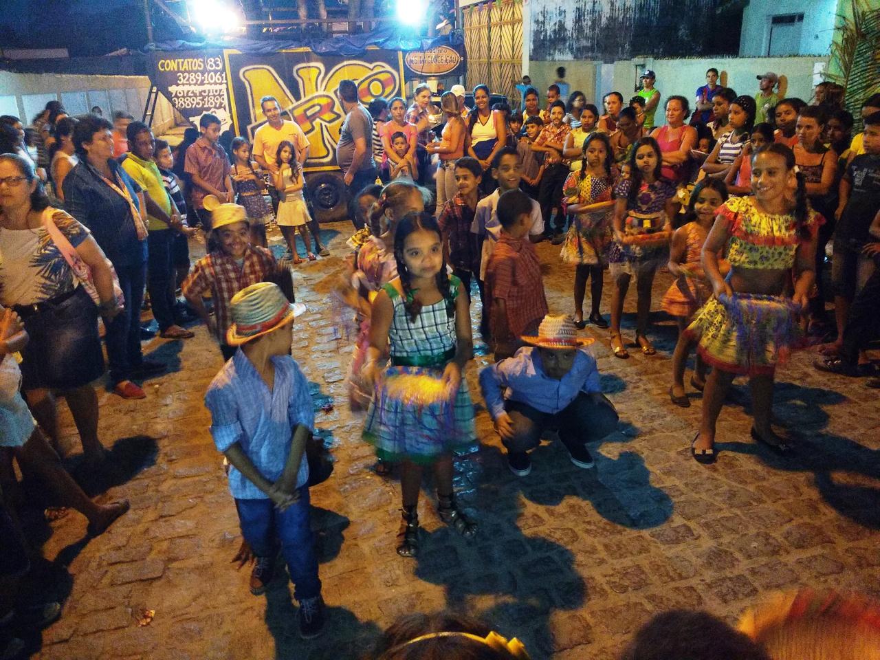 "Massa de Mandioca" é cantada e dançada pelas crianças