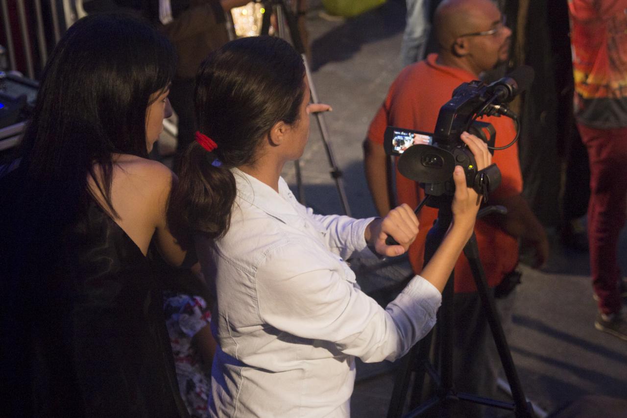 A professora Luciellen Souza orienta a equipe de reportagem