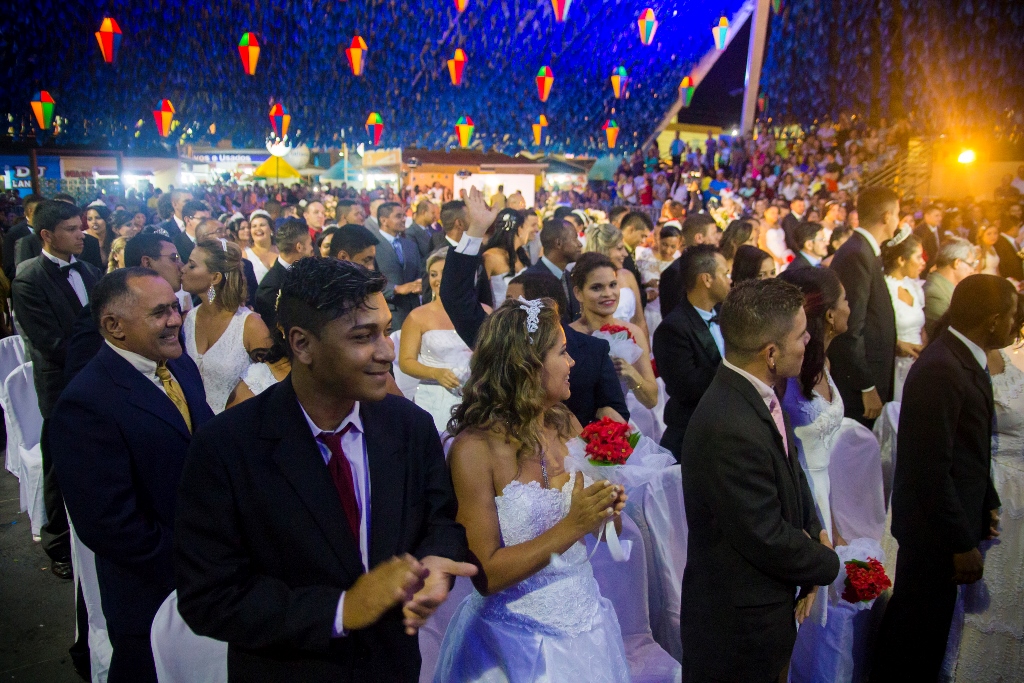 Na Pirâmide do PP, uma centena de casais aproveita o Dia dos Namorados para se casar