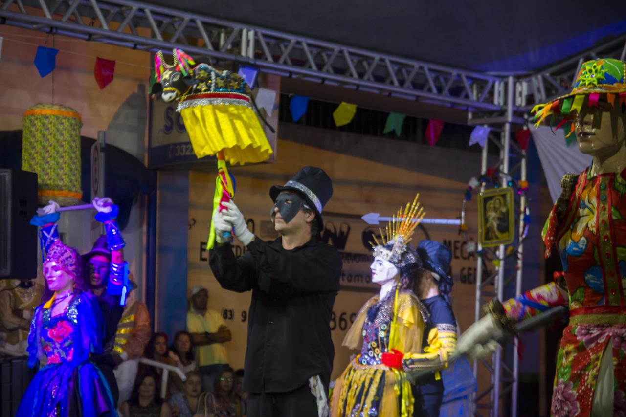 Grupo de dança no São João do Carneirinho 