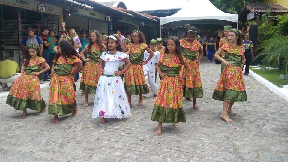 Quadrilha junina da Escola Municipal Adalgisa Amorim em apresentação na Vila do Artesão