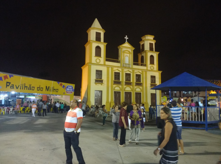 Frente da réplica da Catedral de Nossa Senhora da Conceição e ao lado do Pavilhão do Milho (foto: Klauber Canuto)