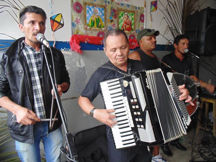 O grupo "Mensageiros do Forró" animou o Mercado Público da cidade