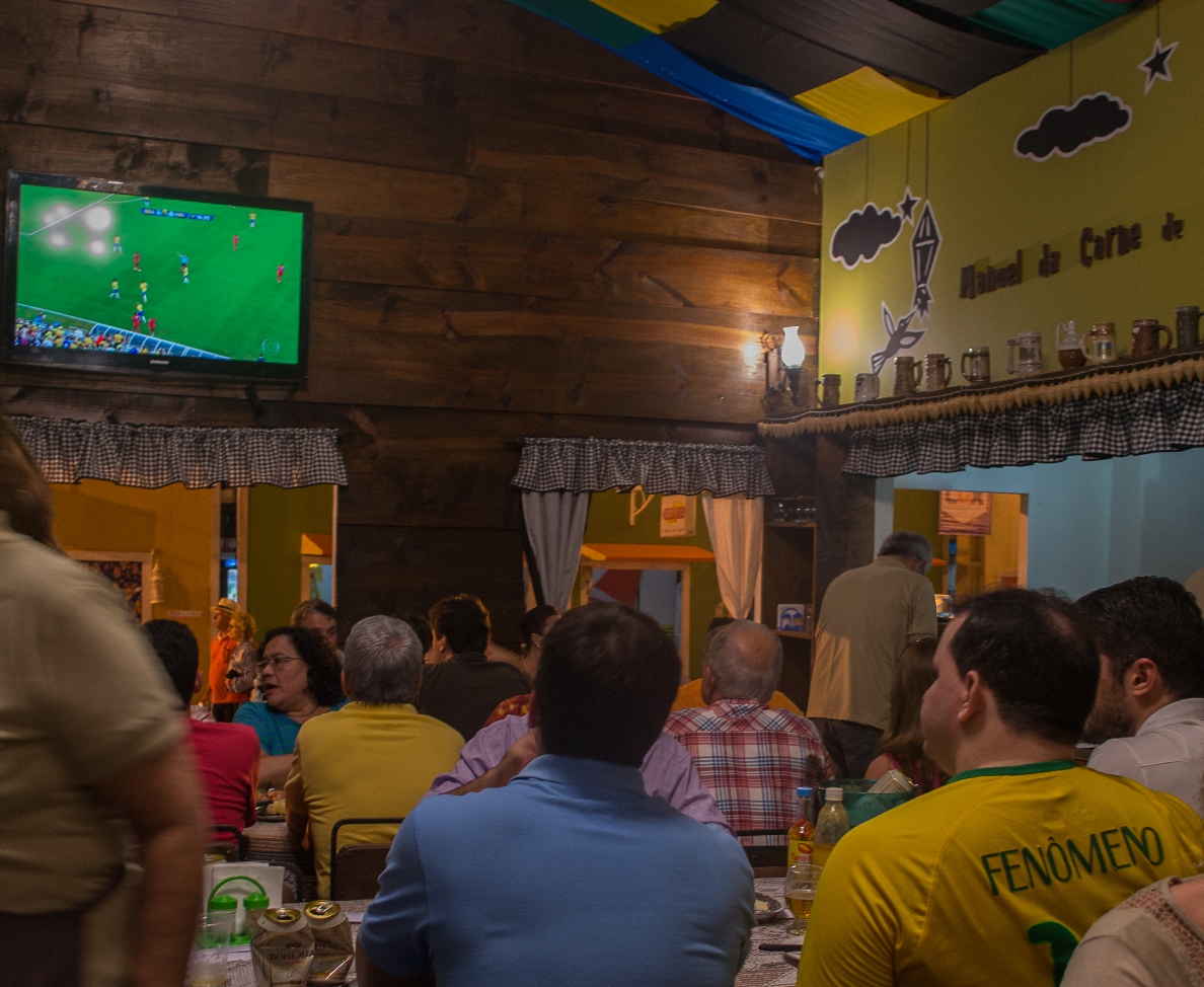 Em noite fria de quarta-feira, torcedores vieram ao PP assistir ao jogo da Seleção