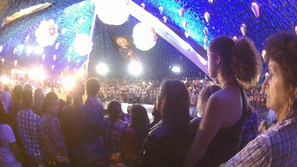 Ludmila assistindo a apresentação de quadrilha junina