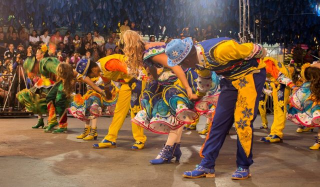 Apresentação de Quadrilha junina na pirâmide do Parque do Povo