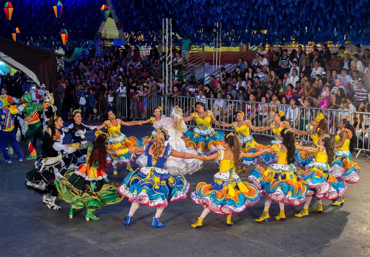 No centro da pirâmide do Parque do Povo (PP), a junina Filhos de Campina o resultado dos seus ensaios mostra a um público atento 