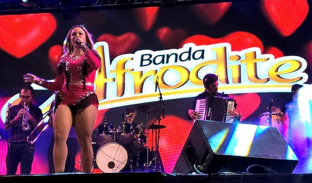 Banda Afrodite esquenta a madrugada fria de Campina Grande