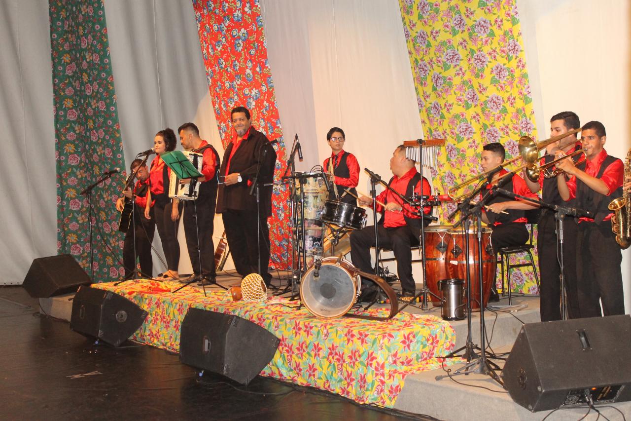 Grupo musical Acauã da Serra liderado pelo coordenador de Vocal Caio César Gonçalves. Foto: Letícia Aragão 