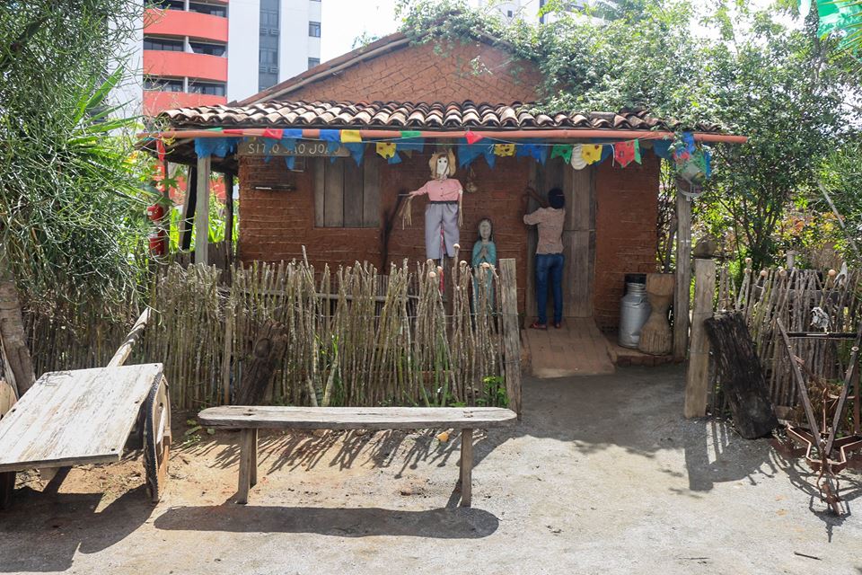 Casa de Taipa construída no Sítio. (A construção retrata bem os casebres que existiam nos vilarejos da zona rural na entre as décadas de 50 e 90)