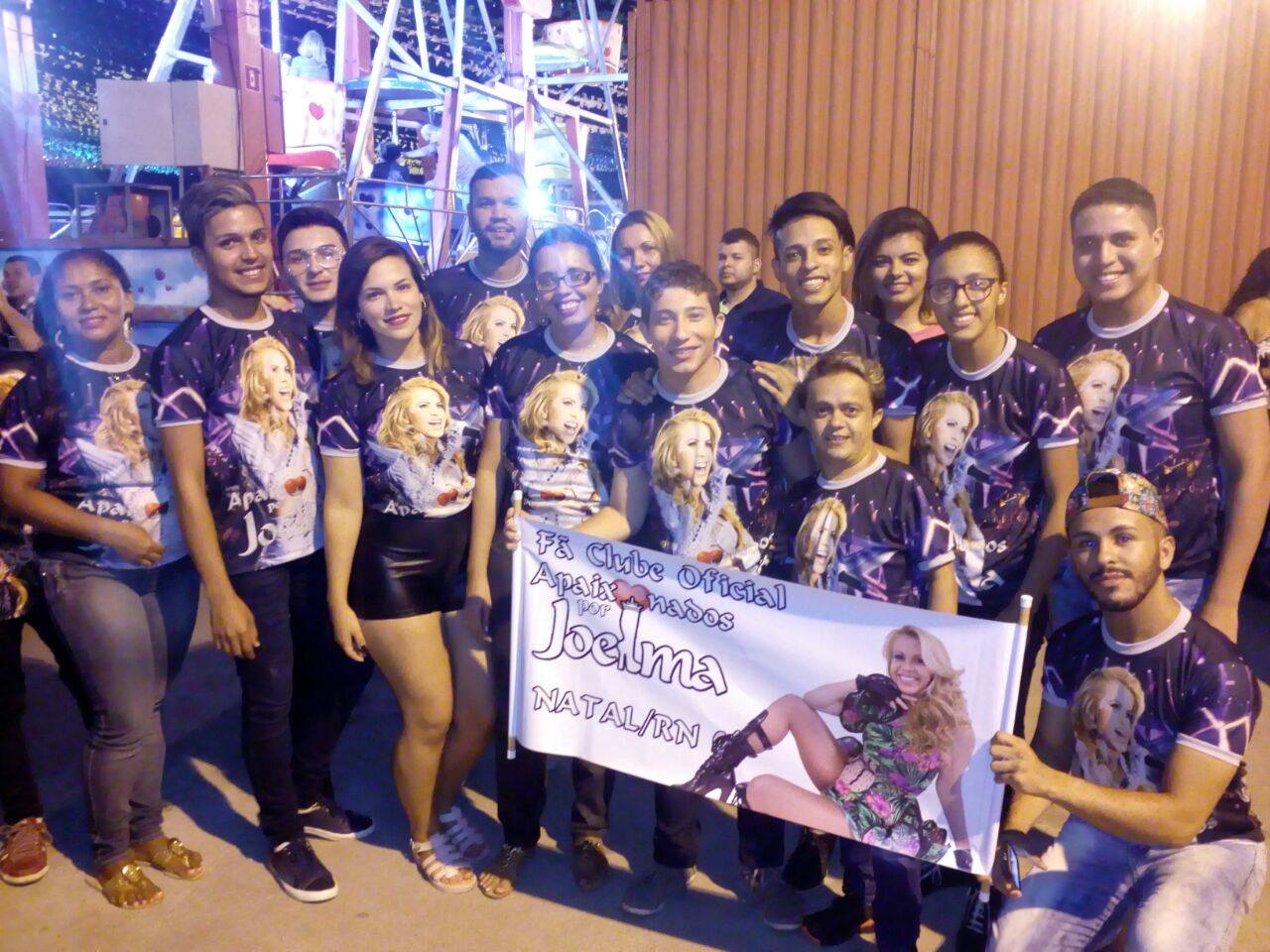 Fã clube da cantora Joelma reunido antes do show