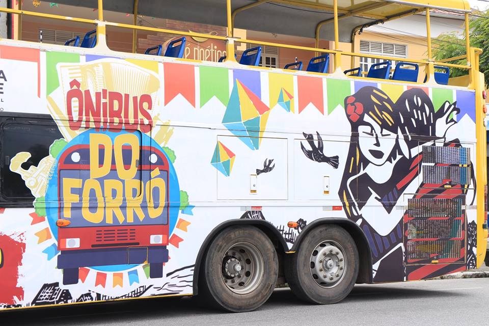 Ônibus do Forró leva imprensa para conhecer pontos turísticos do centro de Campina Grande.