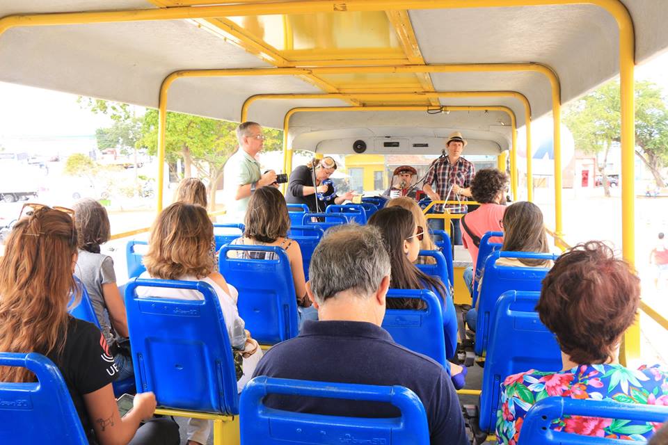 Jornalistas passeiam por Campina Grande no Ônibus do Forró.