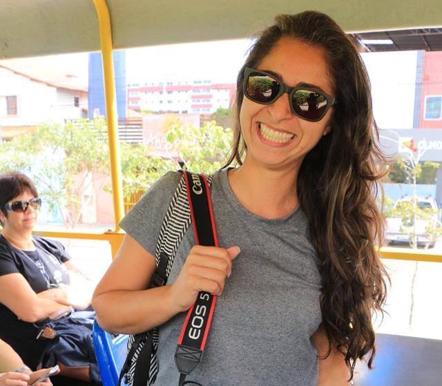 Jornalista Moniky Renne, do Melhores Destinos, acompanhava entusiasmada o passeio no Ônibus do Forró.