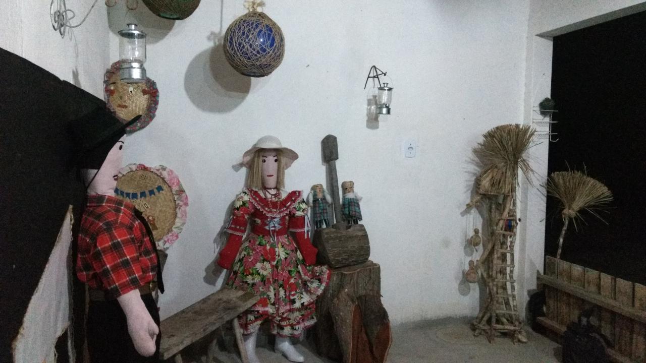 Cantinho com bonecos e objetos, que simbolizam a antiga cultura do Cariri