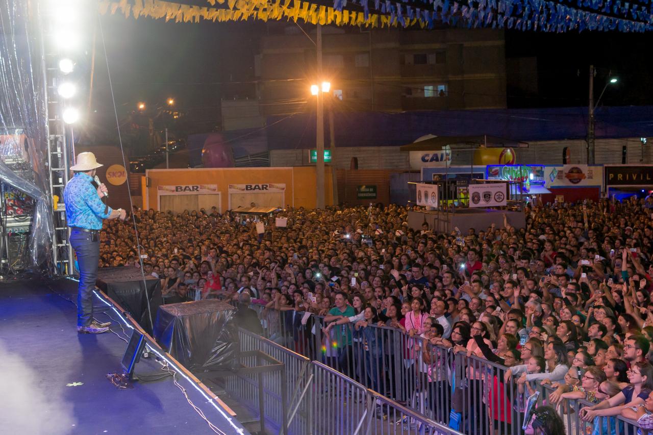 Multidão no Show do Padre Fábio de Melo no Parque do Povo