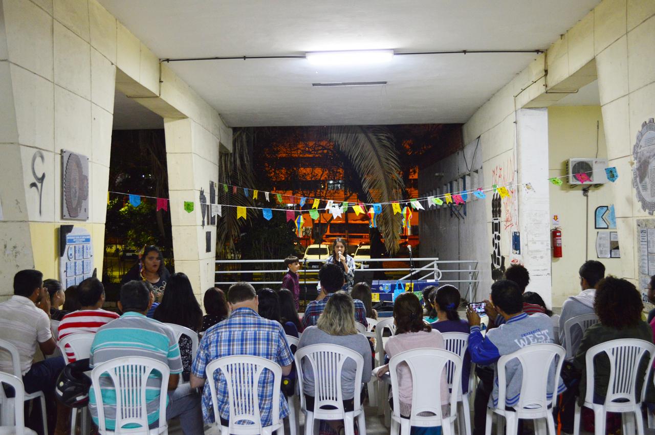 Os irmãos Sofia Leal, 12, e Igor Leal, 9, participando das apresentações do Sarau.