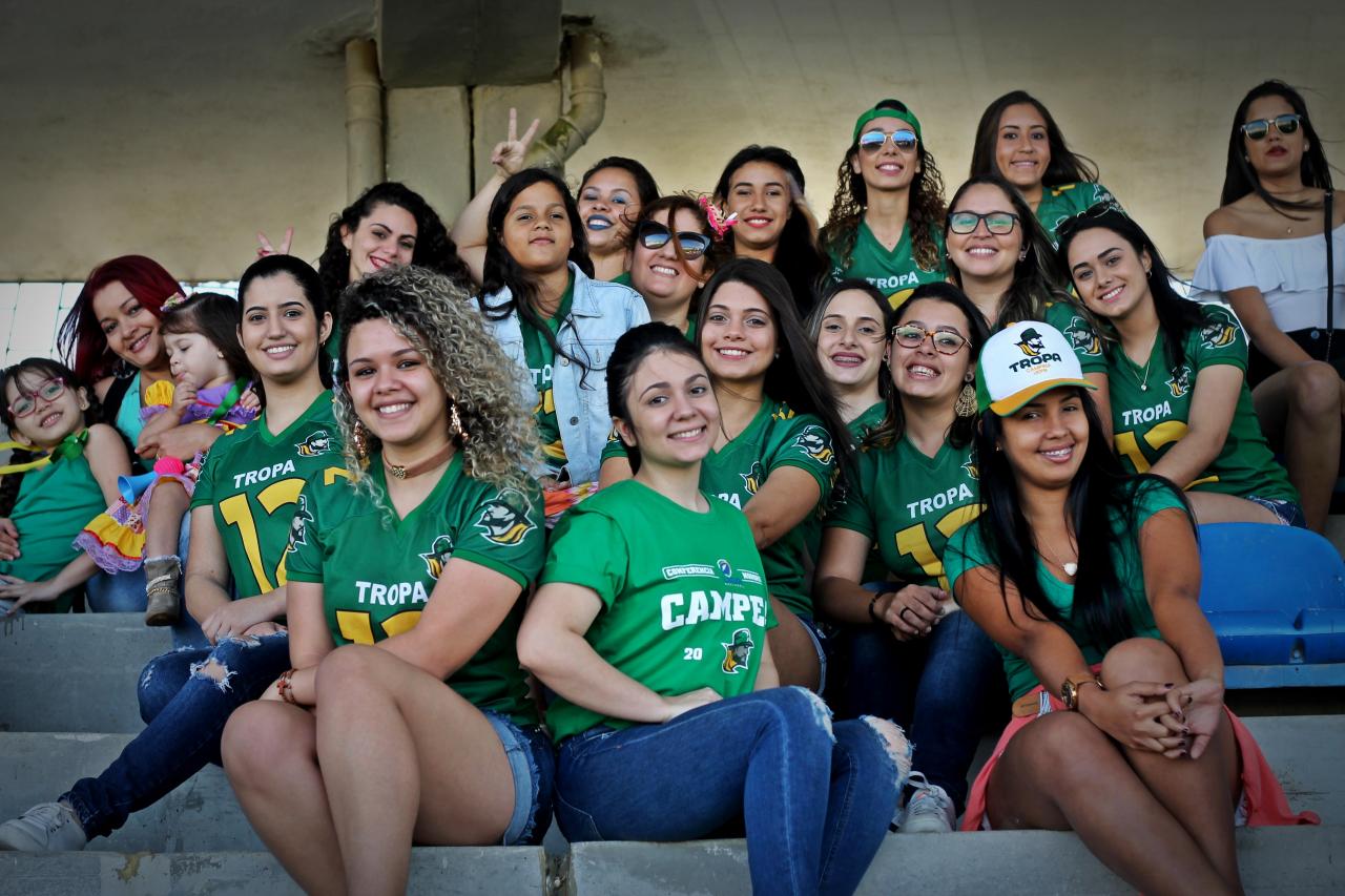 Tropeiras na torcida pelo time de Campina Grande.