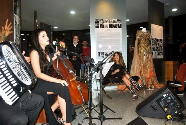 Elba Ramalho admira os músicos tocando e cantando suas músicas