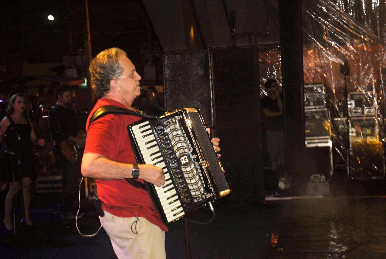 Cantor Flávio José anima público presente no PP