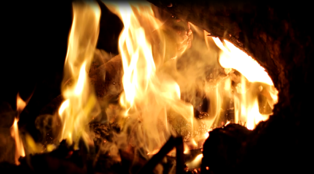 Fogueira queimando em homenagem a Xongô no terreiro de pai Gel. (Foto: Haniel Lucena)