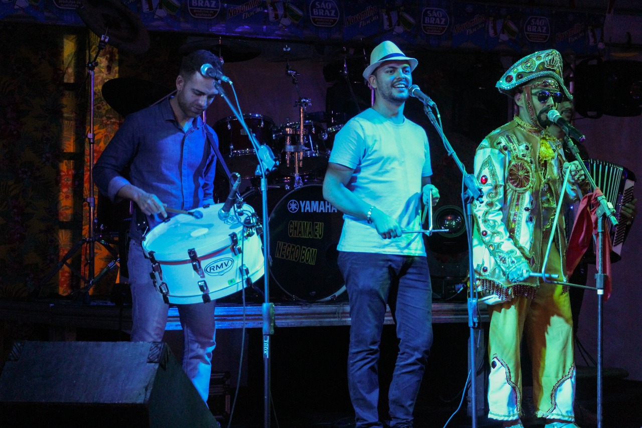 Trio Triângulo de Ouro anima público na Vila Junina