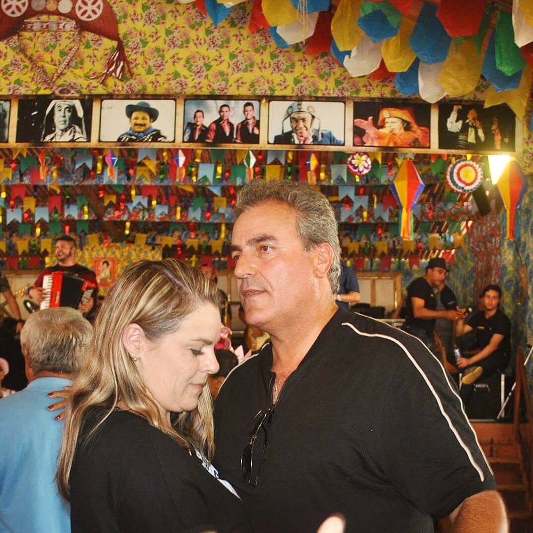 Hélder Pereira e sua esposa dançando forró.