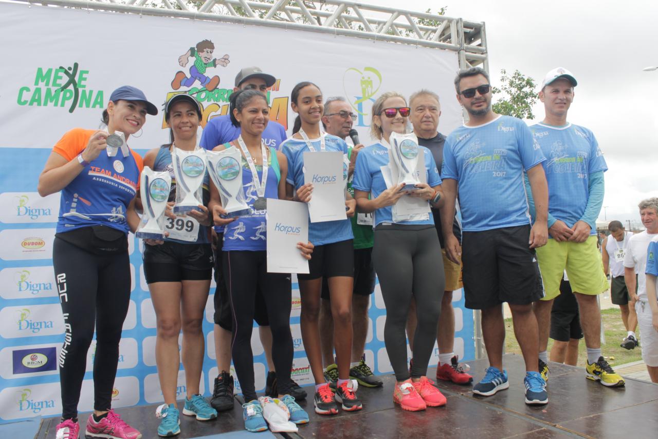 Atletas recebendo a medalha no pódio