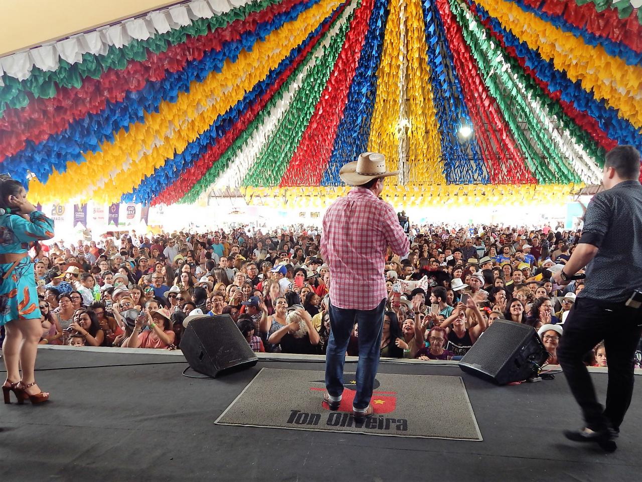 Encerramento do programa com cantor Ton Oliveira