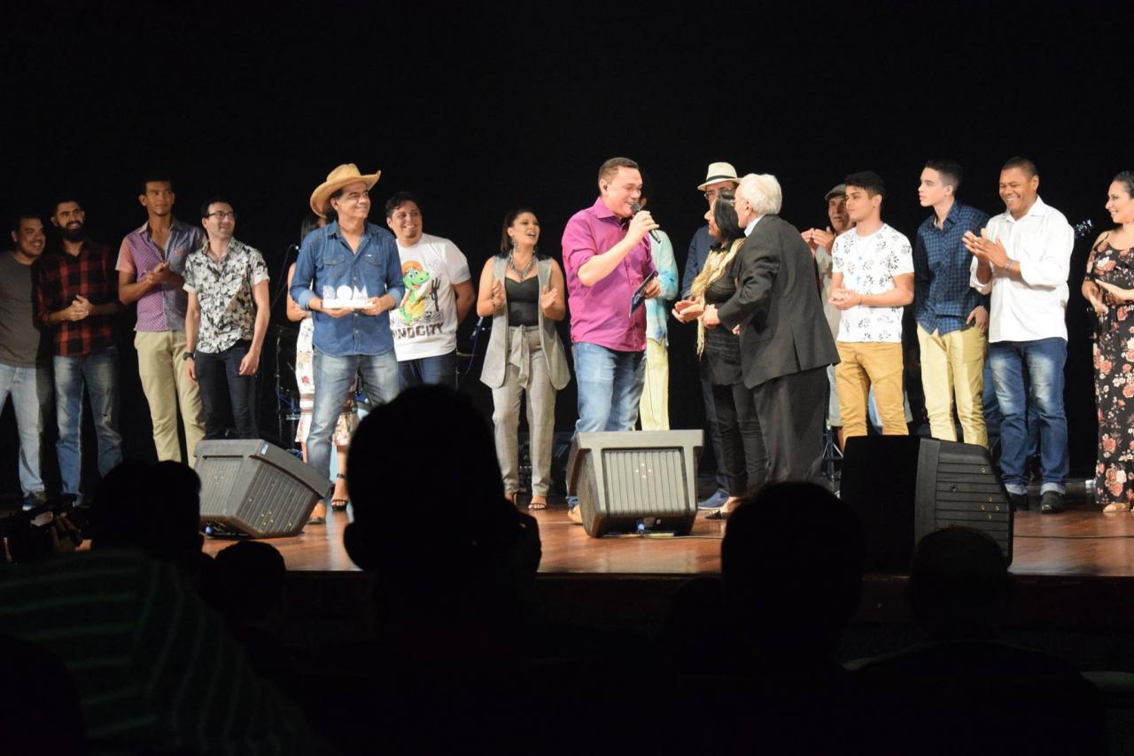 Antônio Barros e Cecéu foram homenageados no palco do Teatro Facisa pela contribuição ao Forró Foto: Mayara de Oliveira 