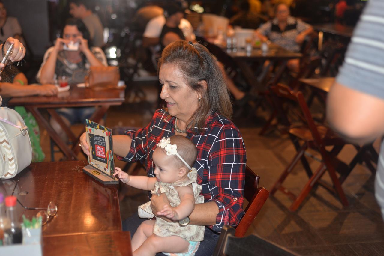 Lúcia do Restaurante Recanto do Picuí e sua neta – a tradição ultrapassando gerações Foto: Sarah Cristinne