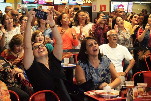 Público cantando e dançando ao som de Flávio José Foto: Sara Lucena